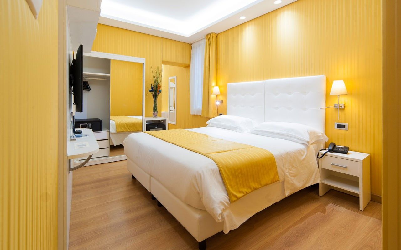 Phòng ngủ màu vàng đậm cá tính
